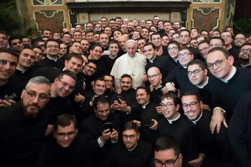 PAPA FRANCESCO CON UN GRUPPO DI SEMINARISTI 2