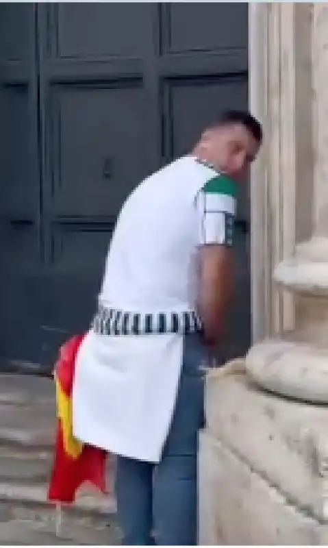 piazza del popolo tifoso betis che fa pipì sulla chiesa