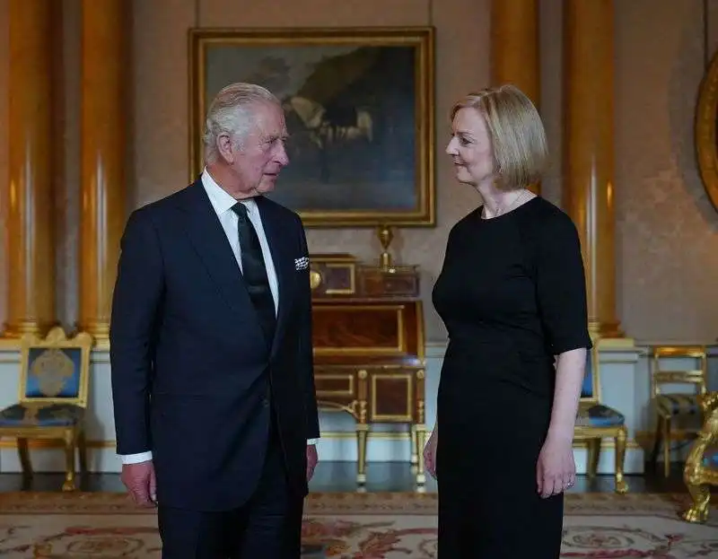 RE CARLO III CON LIZ TRUSS 