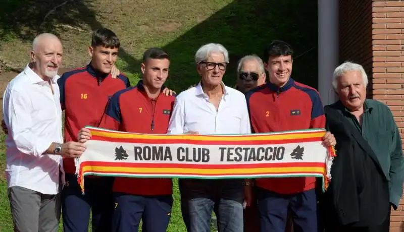 roberto pruzzo  maurizio turone  ettore viola con i giovani della roma primavera   foto di bacco