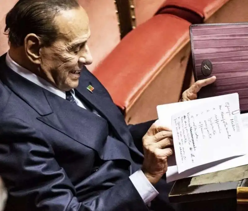 SILVIO BERLUSCONI CON GLI APPUNTI SULLA MELONI AL SENATO 