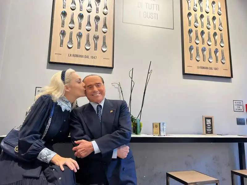 silvio berlusconi marta fascina si mangiano una crepes