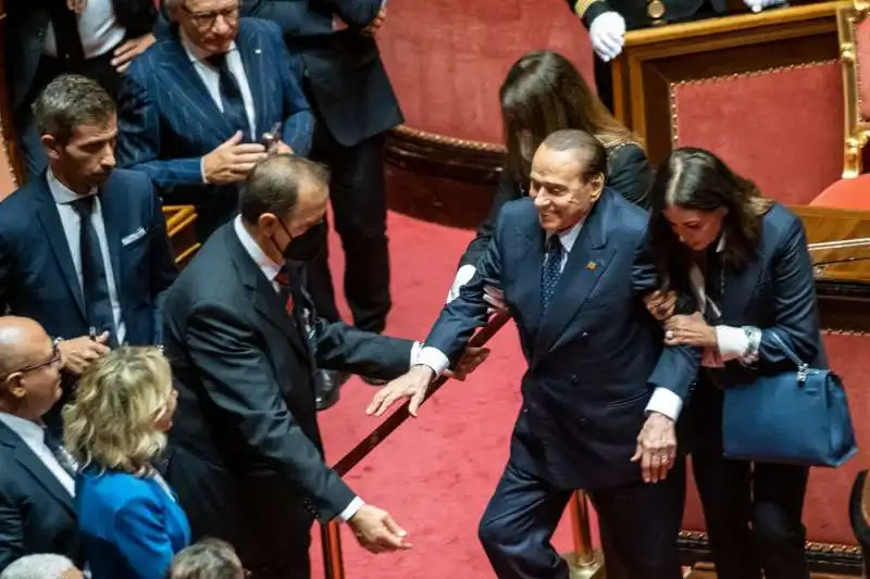 SILVIO BERLUSCONI SORRETTO IN SENATO 