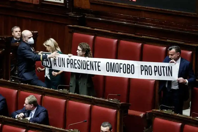 STRISCIONE DI PROTESTA CONTRO LORENZO FONTANA ALLA CAMERA MOSTRATO DA ALESSANDRO ZAN E RACHELE SCARPA