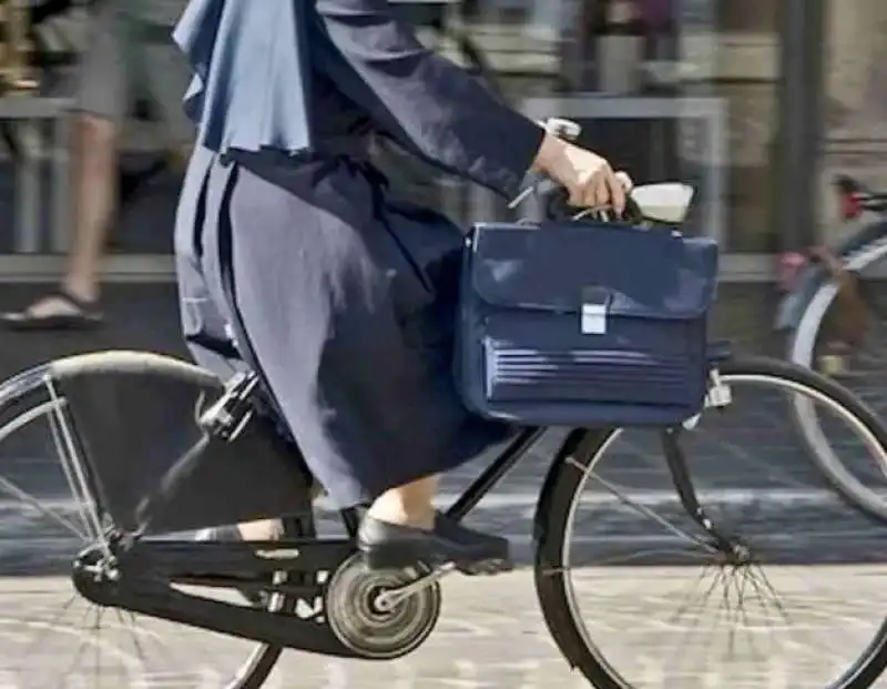 suora in bicicletta   2