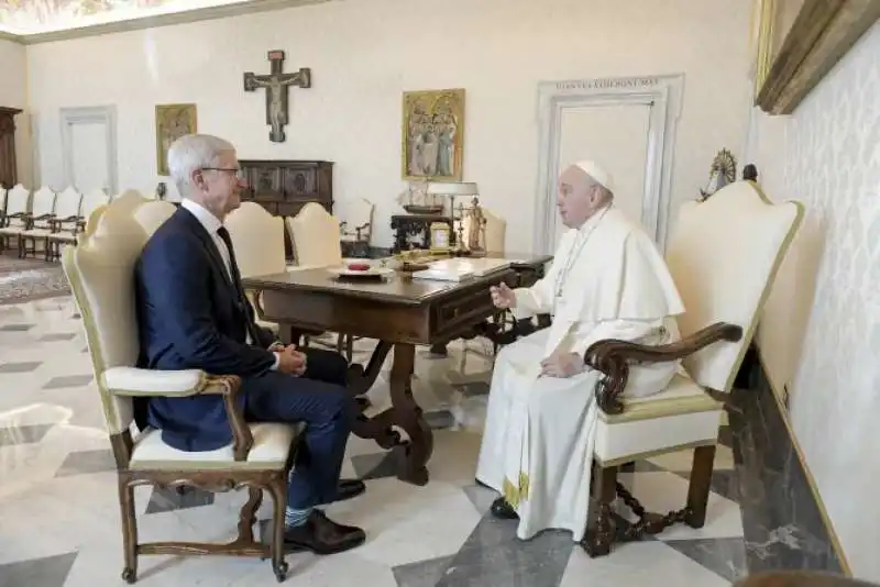 tim cook in udienza da papa francesco 