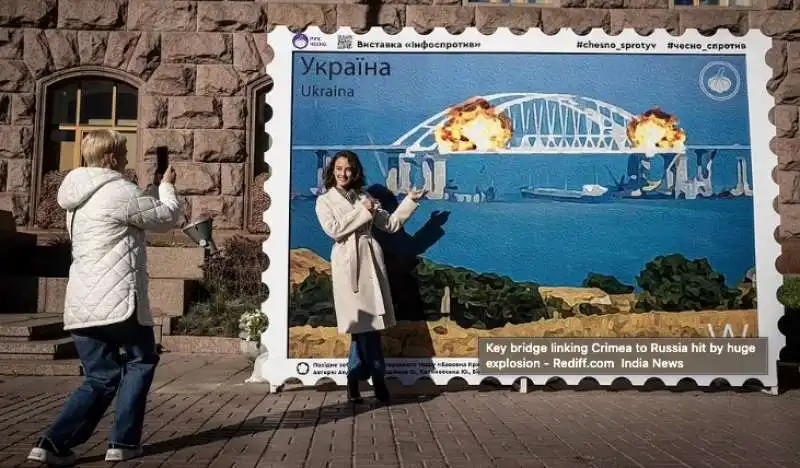  ucraini felici per l esplosione del ponte di kerch in crimea.   2