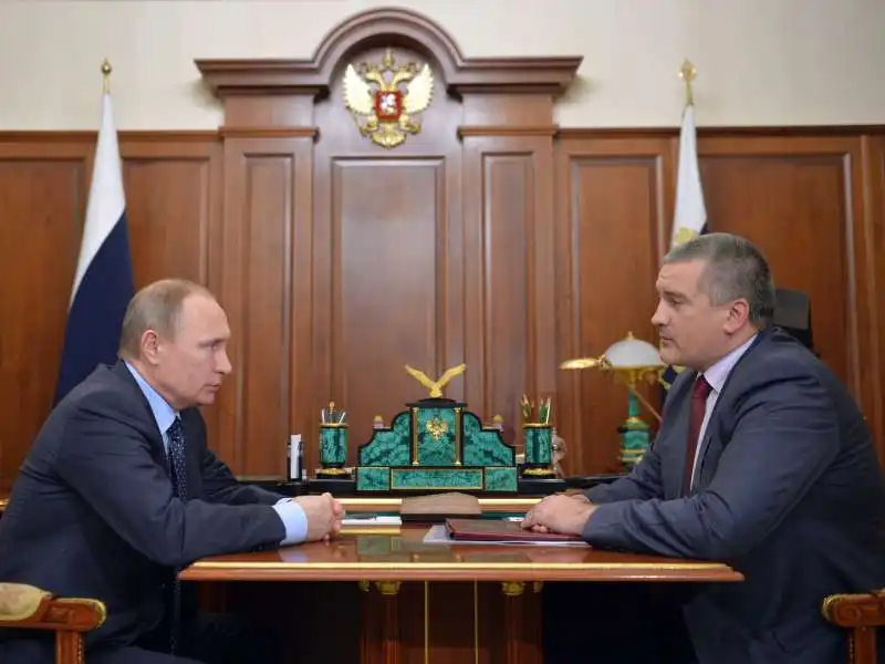 VLADIMIR PUTIN CON IL GOVERNATORE DI CRIMEA SERGEI AKSYONOV 