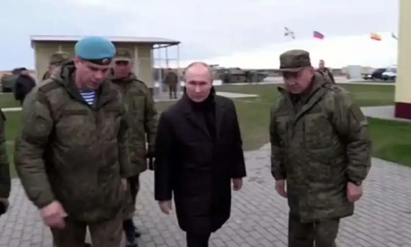 vladimir putin visita un centro di addestramento  2