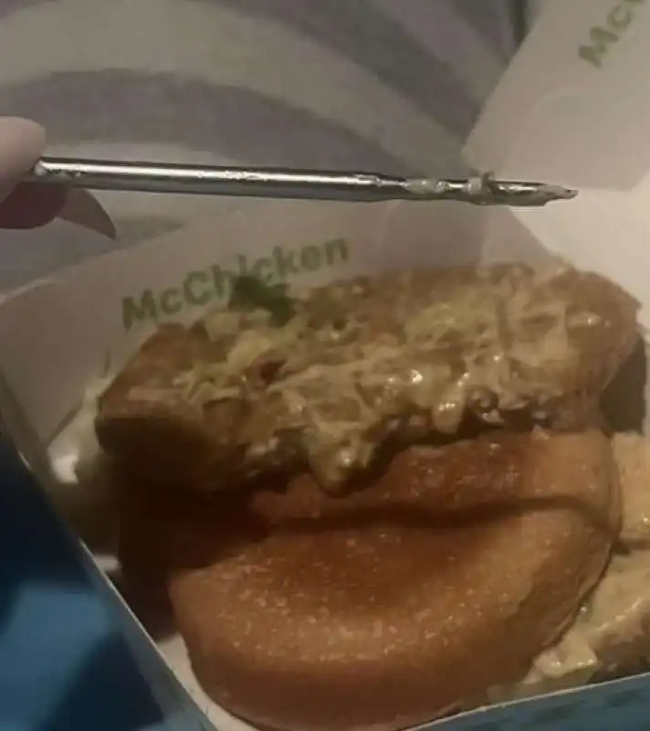 asta metallo in un panino di mcdonalds 