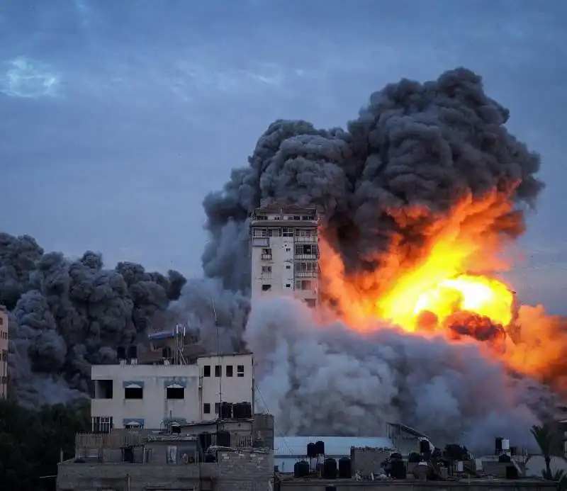 bombardamenti israeliani a gaza   foto di motaz azaiza   7