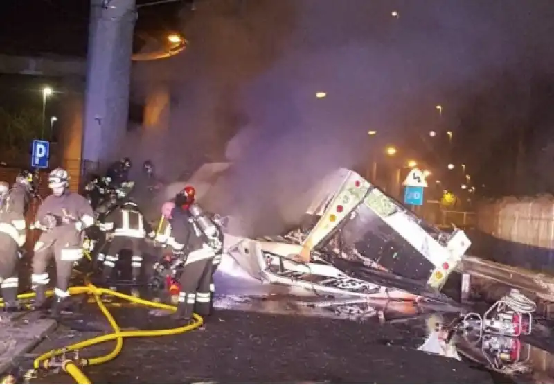 bus incidente mestre guard rail