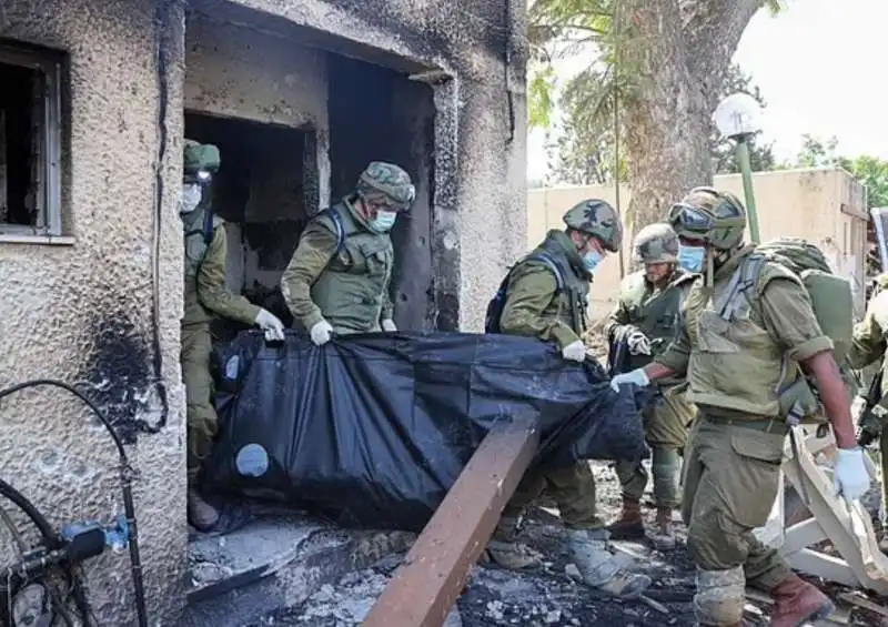 cadaveri portati via dai soldati israeliani dal kibbutz di kfar aza 