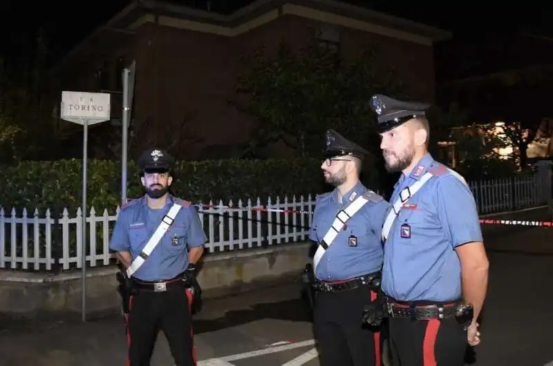 CARABINIERI SUL LUOGO DEL DUPLICE OMICIDIO A VIGNOLA (MODENA) 