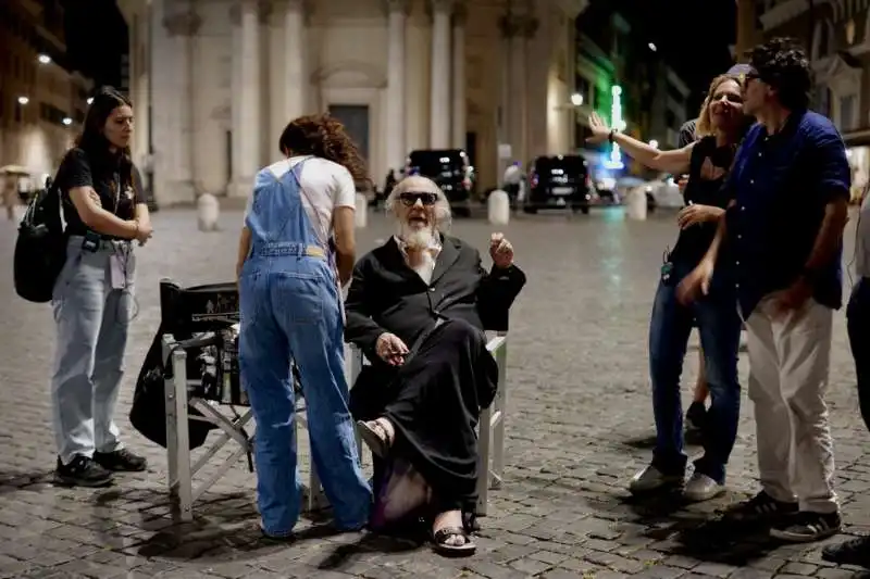 dago sul set di roma santa e dannata a piazza del popolo 