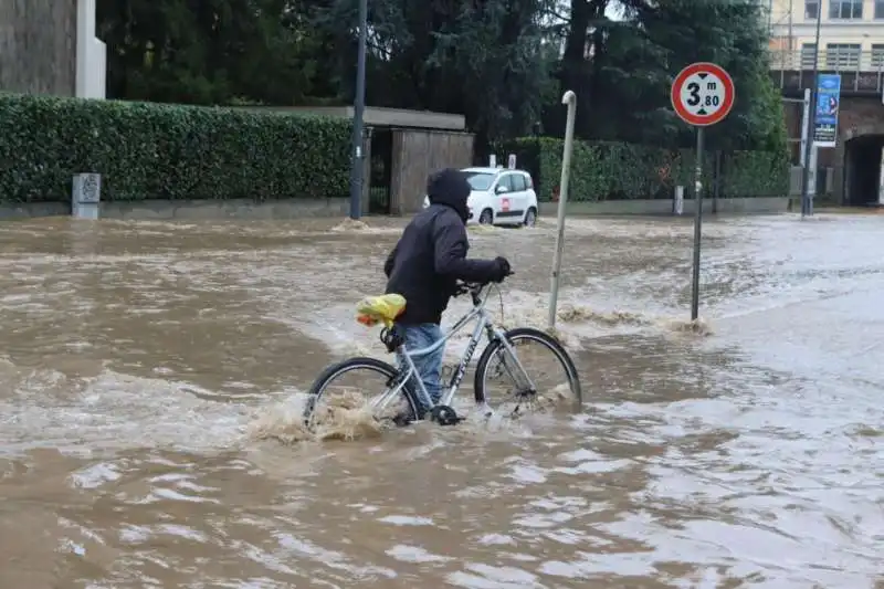 fiume seveso esondato a milano   10