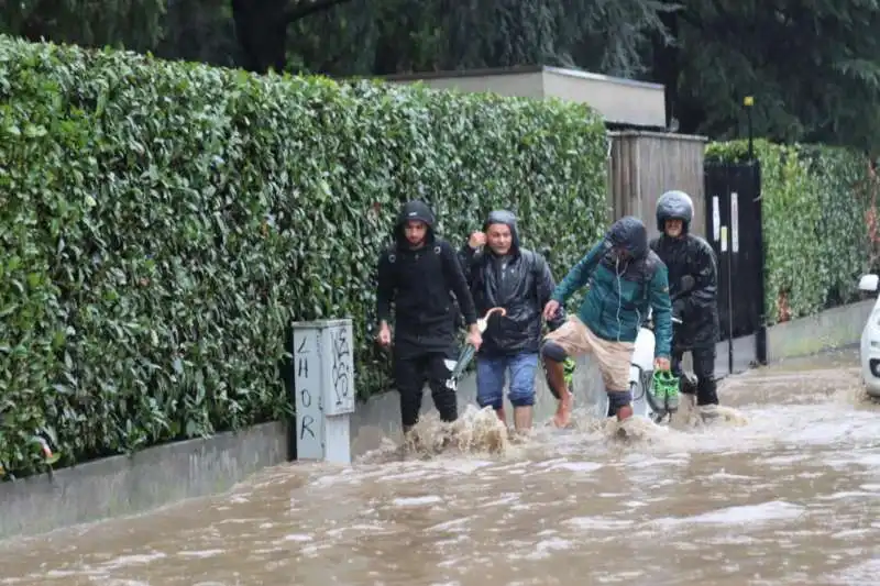 fiume seveso esondato a milano   9