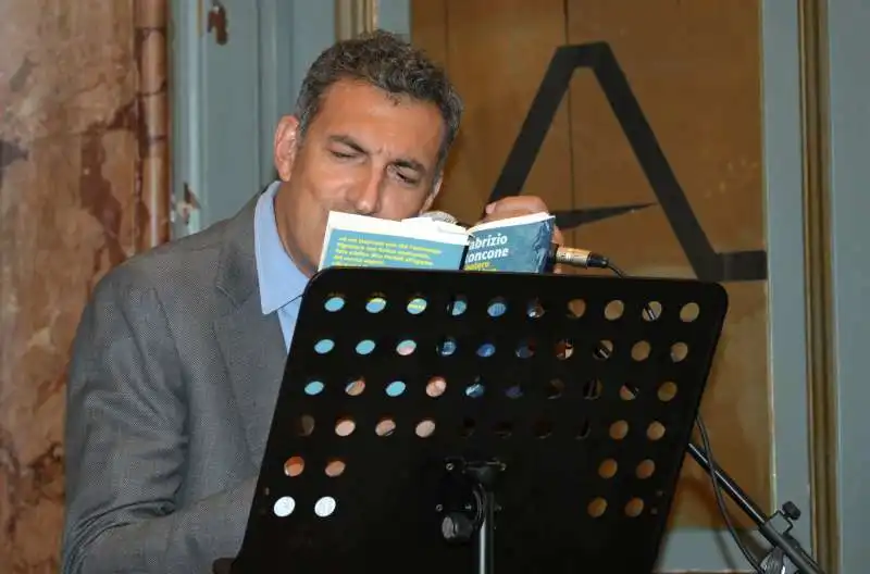 francesco siciliano legge alcuni brani del romanzo di fabrizio roncone foto di bacco