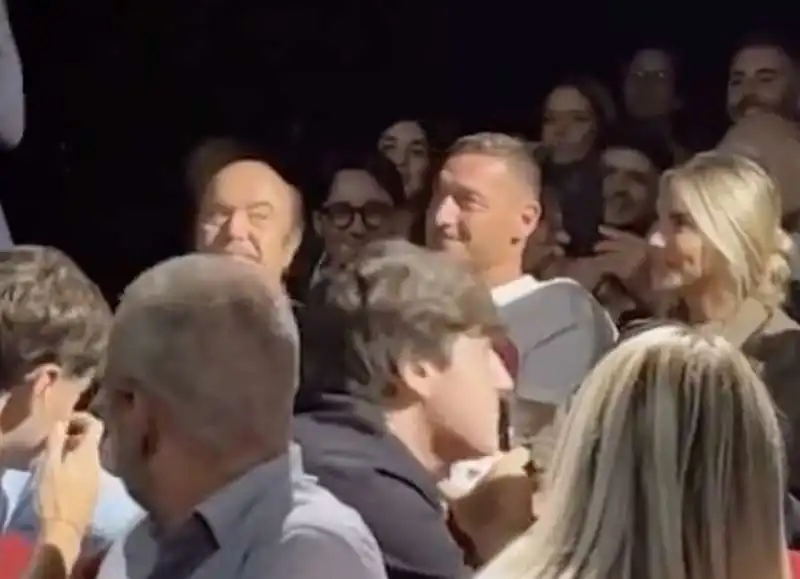 francesco totti   noemi bocchi   lino banfi   a teatro per vedere pio e amedeo   2