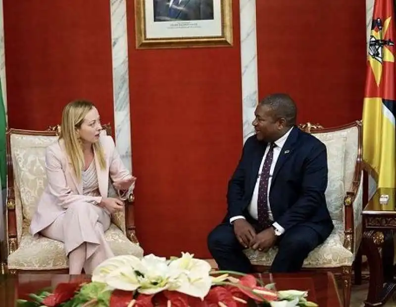 giorgia meloni a maputo col presidente del Mozambico Filipe Nyus 