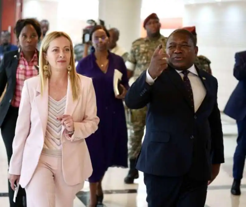 giorgia meloni a maputo col presidente del Mozambico Filipe Nyus 