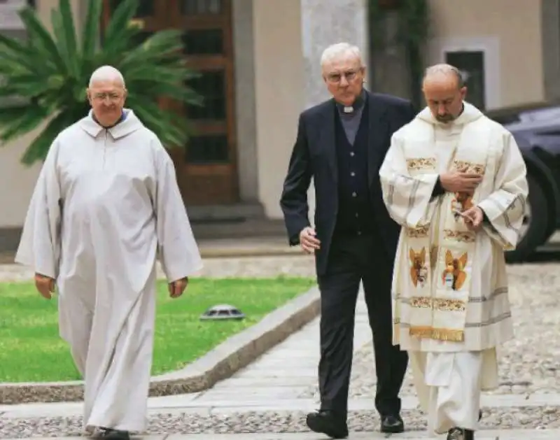 i sacerdoti che hanno celebrato il battesimo   foto di chi   