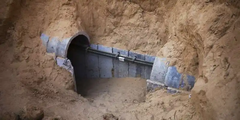 i tunnel scavati da hamas sotto il confine tra gaza e israele 