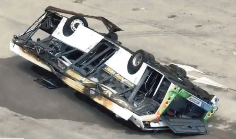 IL BUS DI MESTRE ACCARTOCCIATO DOPO LA CADUTA