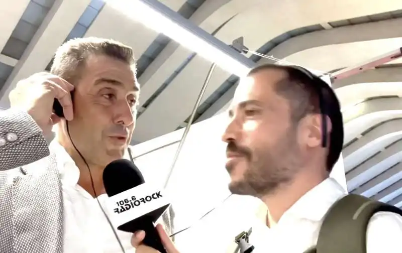 il generale roberto vannacci canta la locomotiva di guccini   radio rock 6