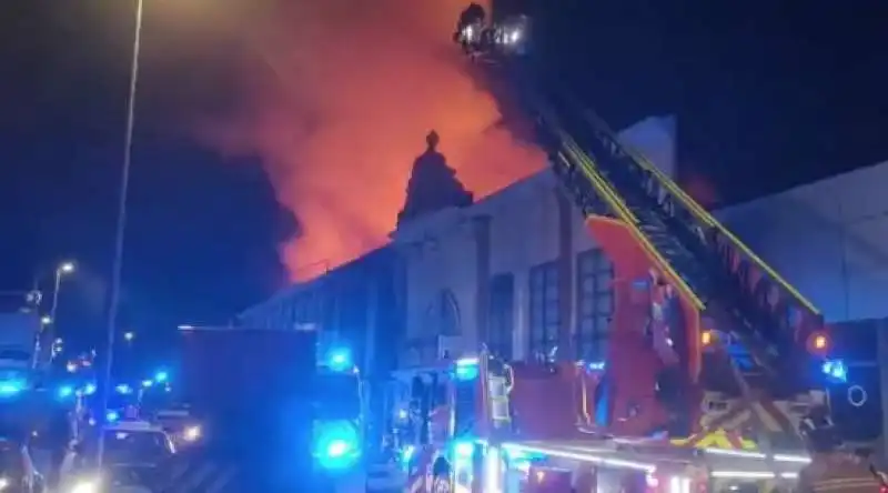 incendio alla discoteca teatre di murcia, in spagna   10