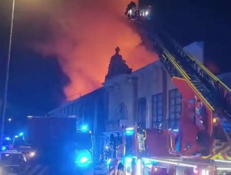 incendio alla discoteca teatre di murcia, in spagna   8