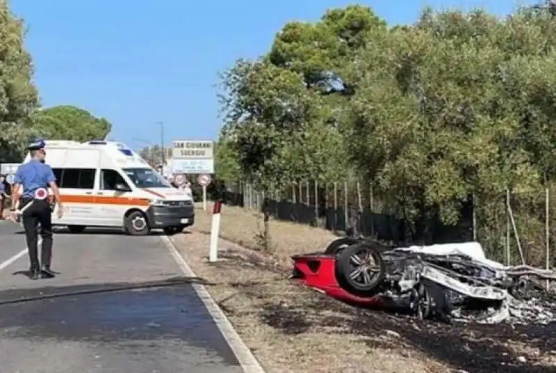 incidente ferrari lamborghini e camper in sardegna 1