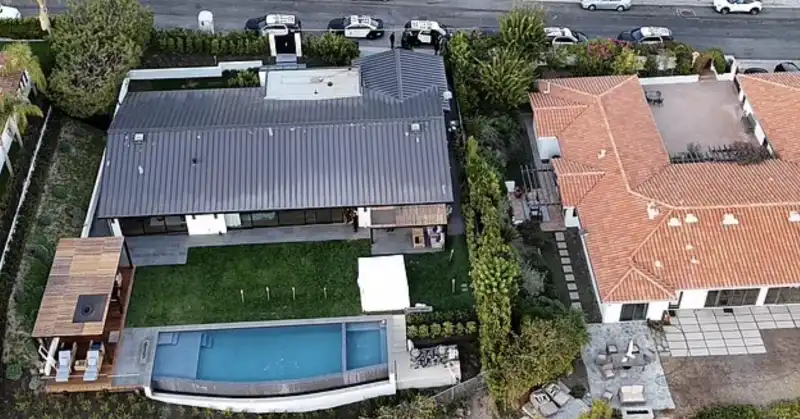 la villa con piscina di Matthew Perry a los angeles