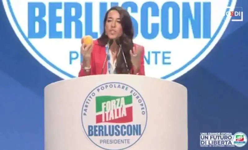 LICIA RONZULLI CON UNA PESCA ALLA CONVENTION DI FORZA ITALIA 