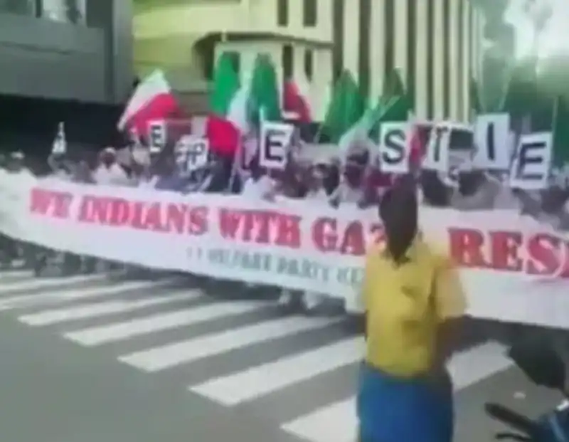 manifestazione pro palestina in india con bandiere italiane 1