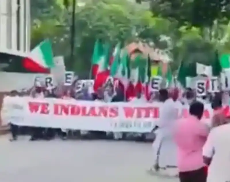 manifestazione pro palestina in india con bandiere italiane 5