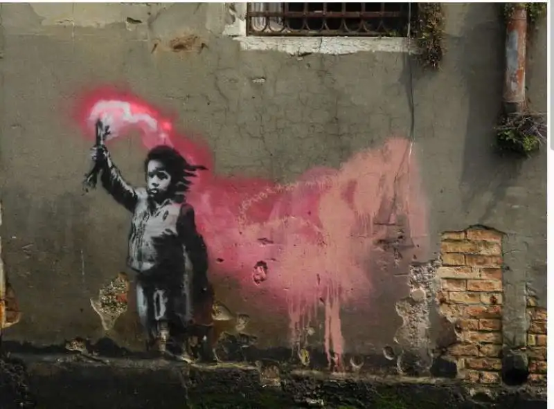 migrant child - opera di banksy a venezia  