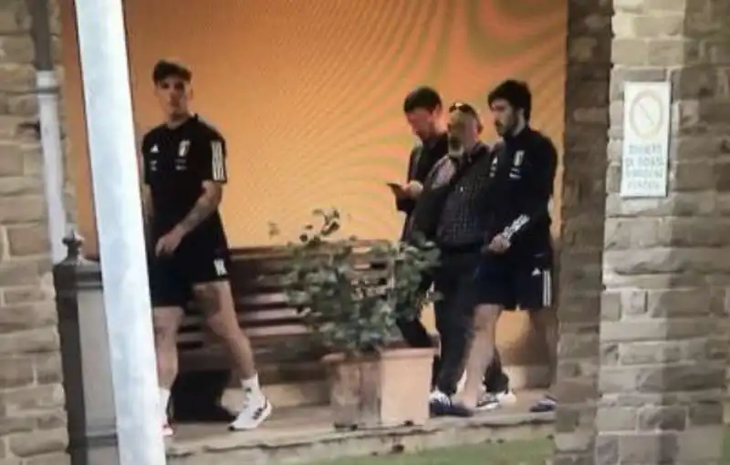 NICOLO Zaniolo e SANDRO Tonali accompagnati da Buffon all'interrogatorio. 