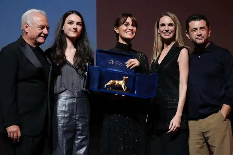  paola cortellesi con il cast di c e ancora domani