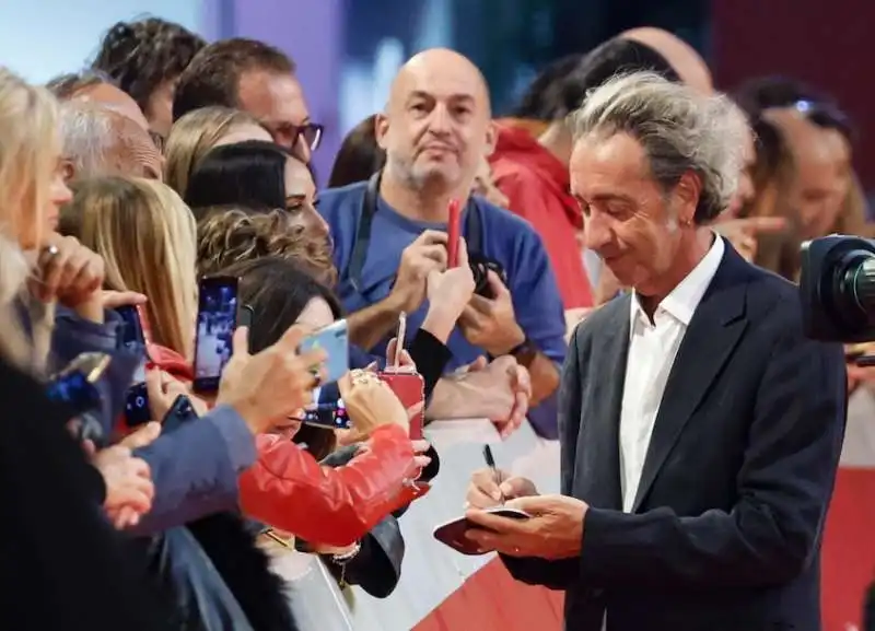 paolo sorrentino firma autografi sul red carpet 