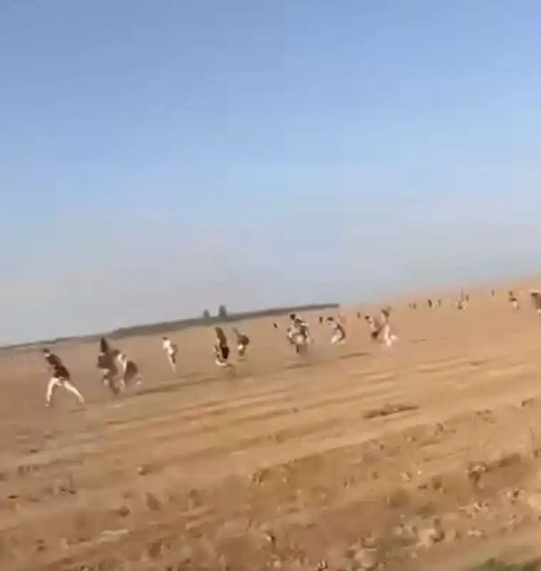 ragazzi al rave in fuga dai miliziani di hamas nel deserto  2