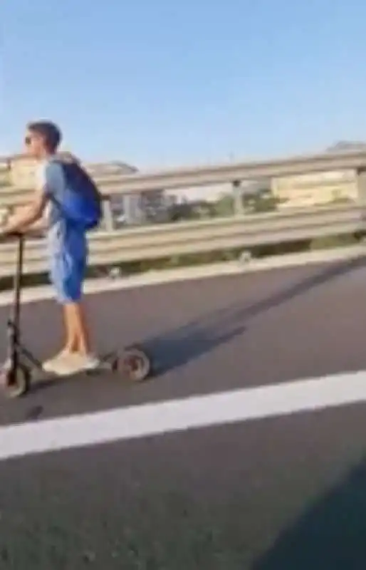 RAGAZZO IN MONOPATTINO SULLA AUTOSTRADA A1 NAPOLI-SALERNO.  