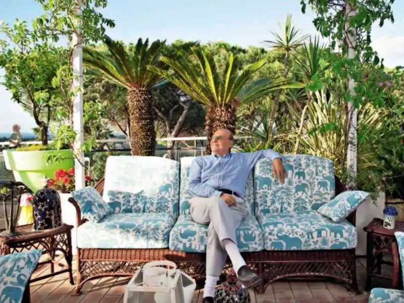 renzo arbore sulla terrazza della sua casa di roma 