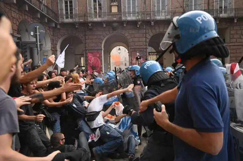 scontri tra polizia e studenti a torino   1