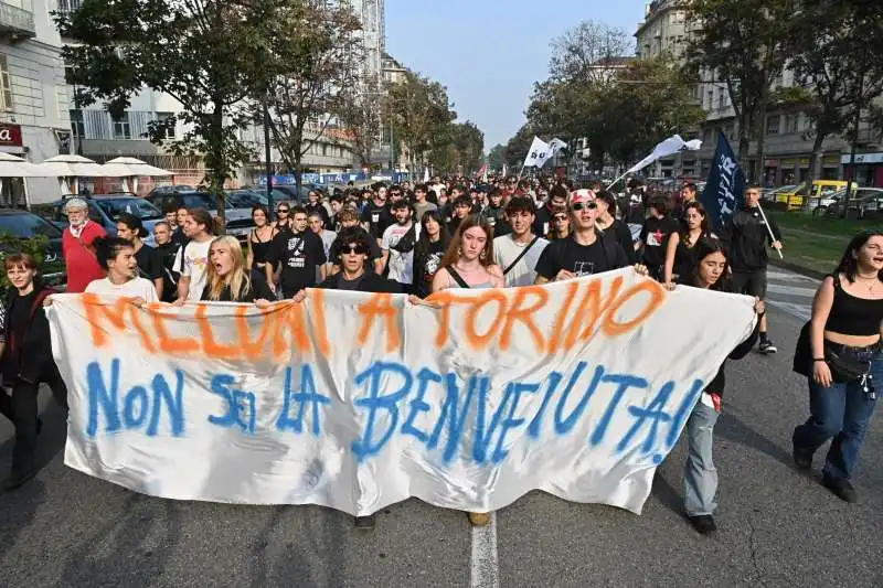 scontri tra polizia e studenti a torino   12