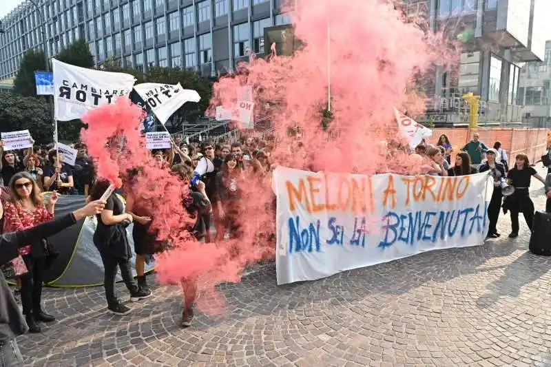 scontri tra polizia e studenti a torino   13