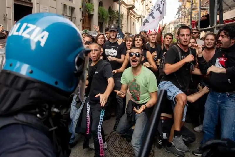 scontri tra polizia e studenti a torino   5