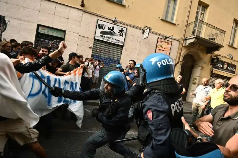 scontri tra polizia e studenti a torino   6