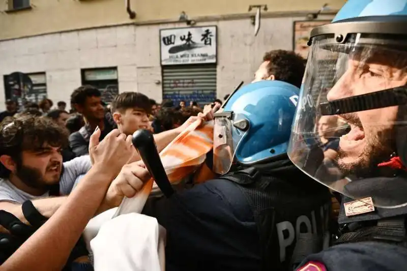 scontri tra polizia e studenti a torino   7