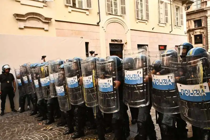 scontri tra polizia e studenti a torino   8